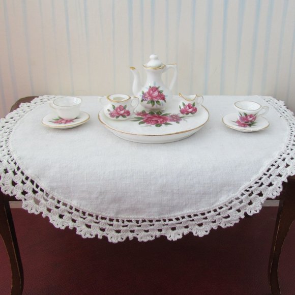MINI TEA SET, VINTAGE CHINA TEA for TWO DOLLS, GOLD RIMS, By LU PAO + TABLECLOTH - Picture 7 of 7